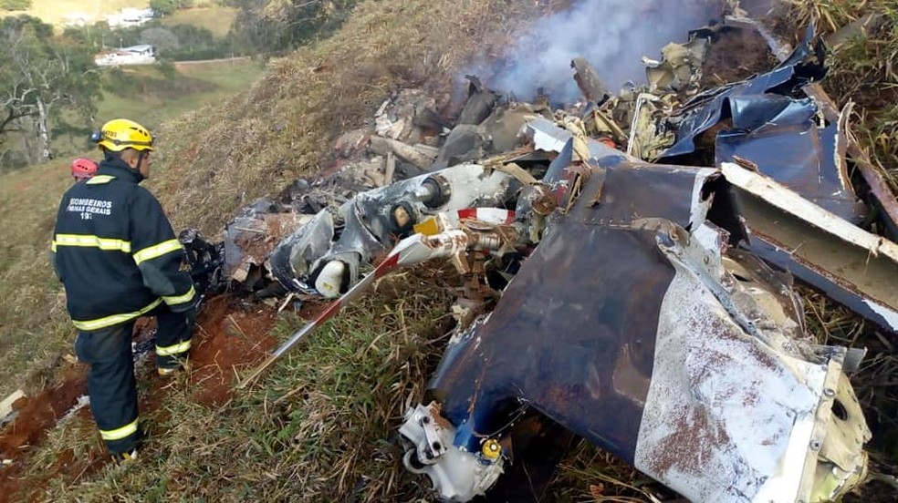 HelicÃ³ptero caiu na zona rural de EspÃ­rito Santo do Dourado (MG) (Foto: Corpo de Bombeiros)