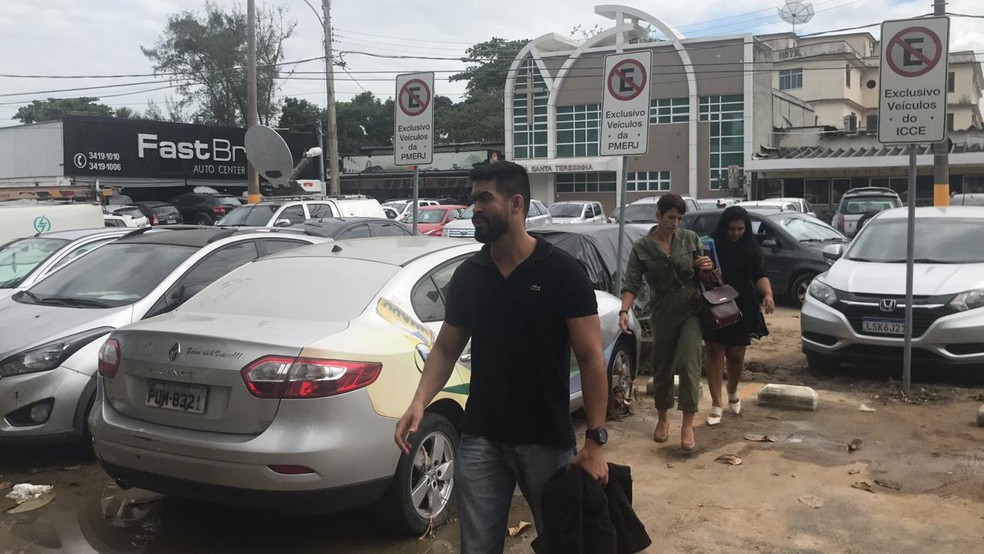 Presidente da Associação de Moradores, Marcelo Diniz, em depoimento na 16ª DP — Foto: Henrique Coelho/G1
