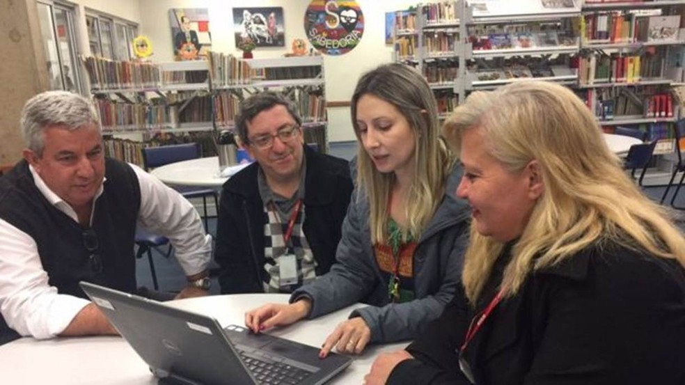 'É um termômetro sobre o que precisa ser aprimorado ou corrigido no conteúdo', diz a diretora Ana Maria Tonon (à direita, com a equipe pedagógica do Centro Educacional Sesi 415). (Foto: Divulgação/BBC Brasil)