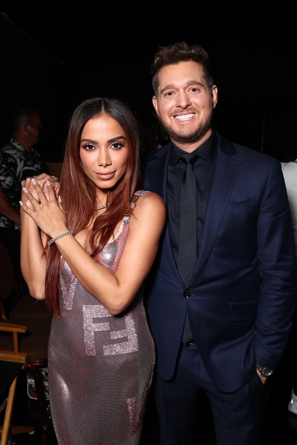 LAS VEGAS, NV - May 15:  2022 BILLBOARD MUSIC AWARDS -- Pictured: (l-r) Anitta and Michael Bublé backstage during the 2022 Billboard Music Awards held at the MGM Grand Garden Arena on May 15, 2022. -- (Photo by Todd Williamson/NBC/NBCU Photo Bank via Gett (Foto: NBCU Photo Bank via Getty Images)