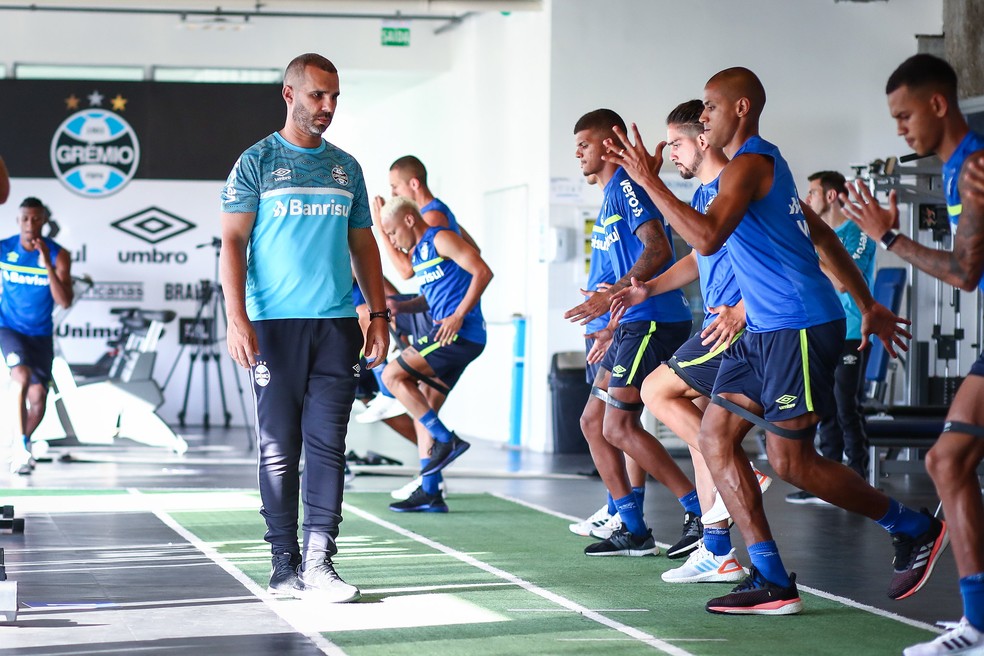 Reverson Pimentel comanda treino físico na academia do CT Luiz Carvalho — Foto: Lucas Uebel / Grêmio FBPA