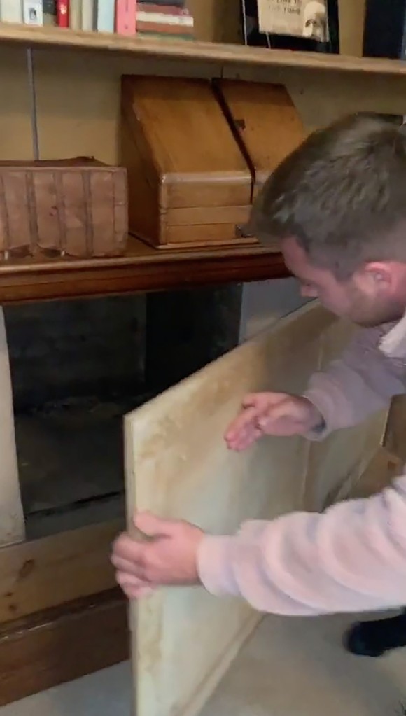 Se ha descubierto un pasaje secreto detrás de una estantería en una casa de 500 años (Imagen: Instagram / freddygoodall)