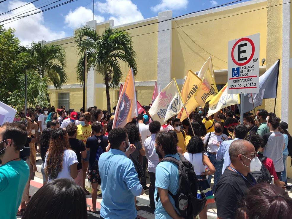 Estudantes fazem protesto em frente à STTU em Natal contra tarifa no ônibus circular da UFRN — Foto: Ayrton Freire/Inter TV Cabugi