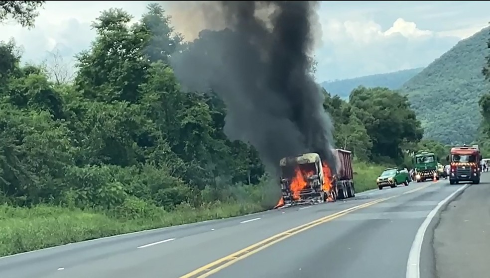 Caminhão pega fogo em rodovia, em Guarapuava — Foto: RPC/Reprodução