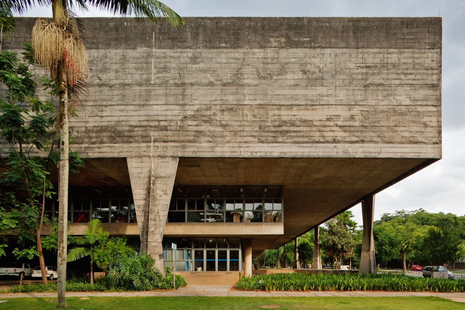 O arquiteto Vilanovas Artiga também projetou a Faculdade de Arquitetura e Urbanismo da USP (Foto: Nelson Kon / Divulgação)