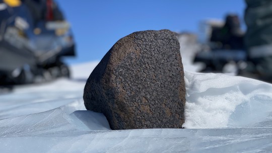 Meteorito de quase 8 kg é descoberto por cientistas na Antártida