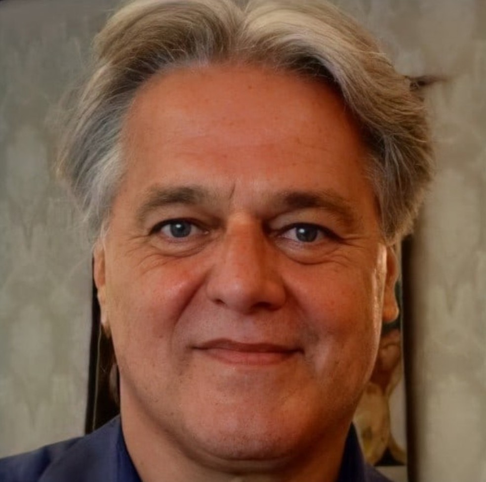 Último trabalho do ator José Carlos Sanches na TV Globo foi a série "Afinal, o que querem as mulheres?" — Foto: Redes sociais 