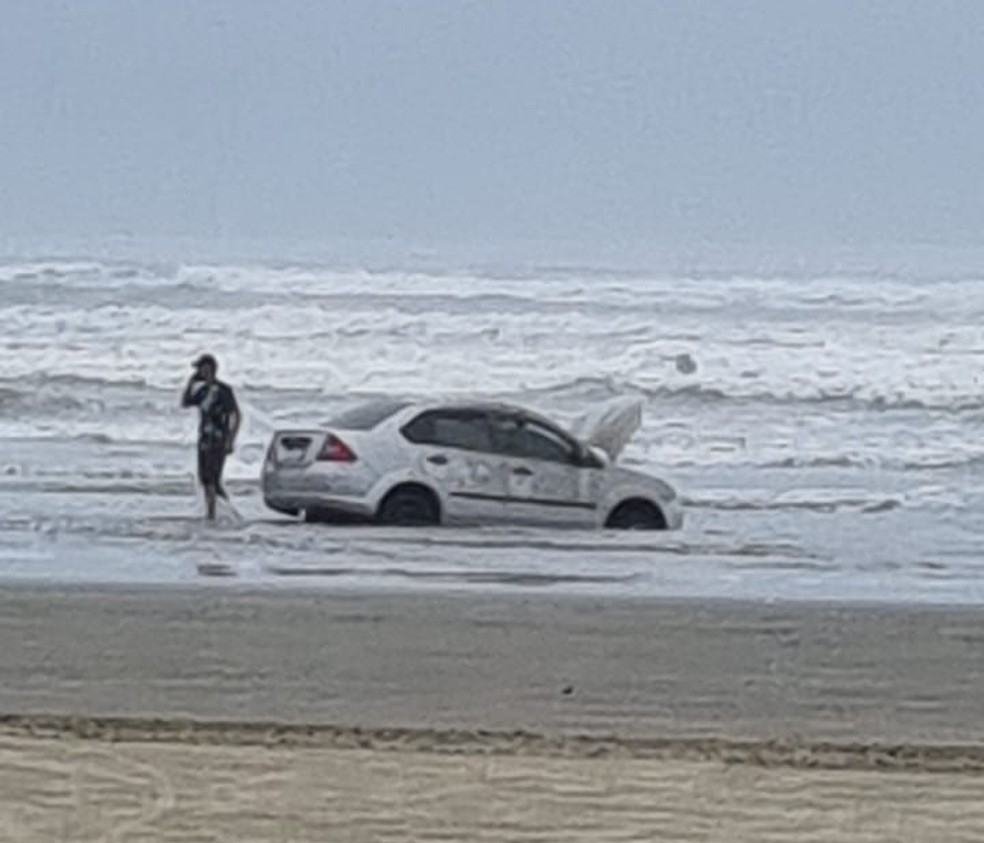Casal entra de carro em orla de praia do litoral de SP e veículo fica atolado — Foto: Reprodução