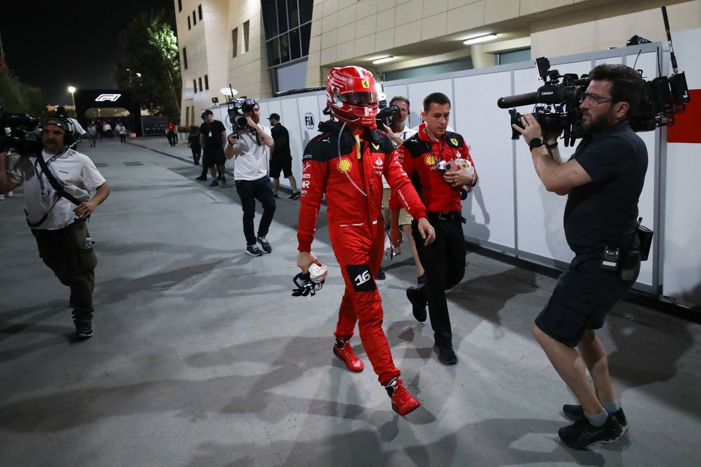 Charles Leclerc volta aos boxes o após abandonar o GP do Bahrein na 39ª volta com problemas em sua Ferrari — Foto: Michael Potts/BSR Agency/Getty Images