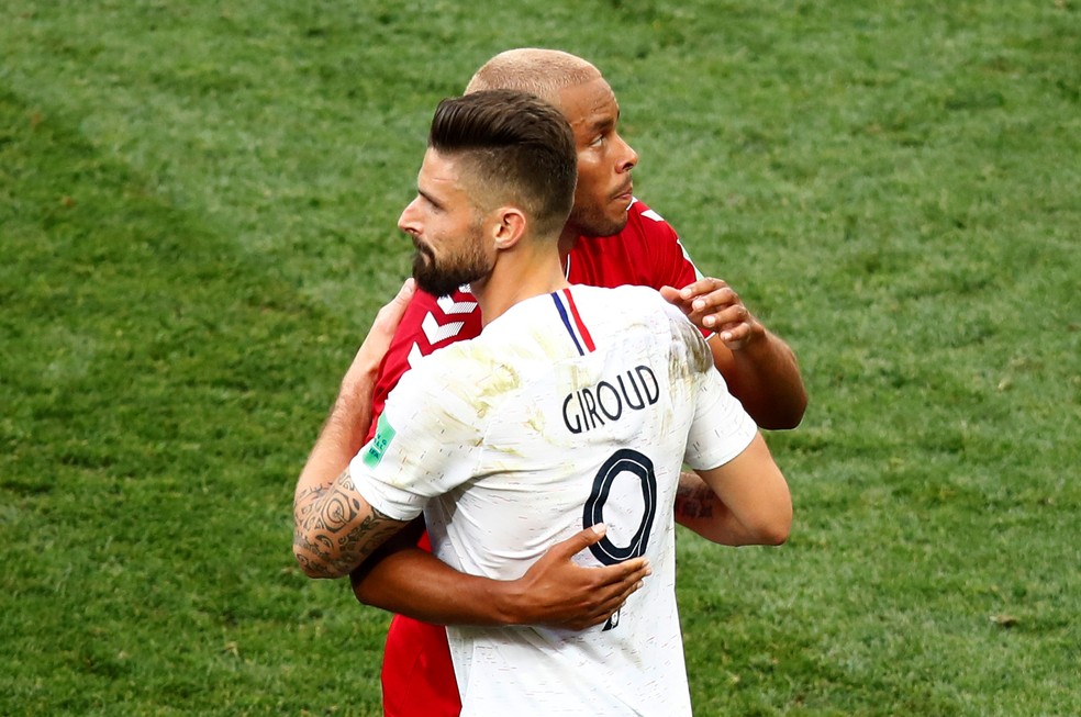 Olivier Giroud abra&ccedil;a Mathias Jorgensen ap&oacute;s Fran&ccedil;a e Dinamarca (Foto:  Reuters/Axel Schmidt)