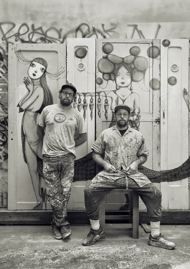 Os irmãos Otávio e Gustavo Pandolfo (OSGEMEOS) em seu ateliê no bairro do Cambuci, em São Paulo (Foto: Gabriela Schmidt)