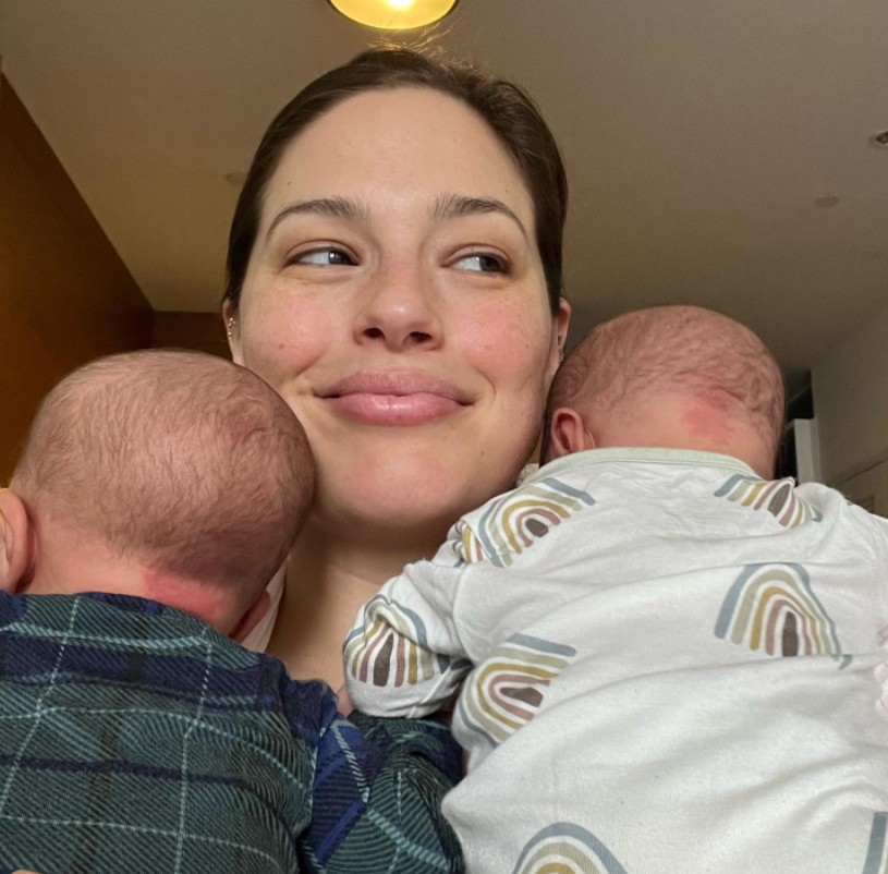 Ashley Graham com seus filhos gêmeos (Foto: reprodução / Instagram)