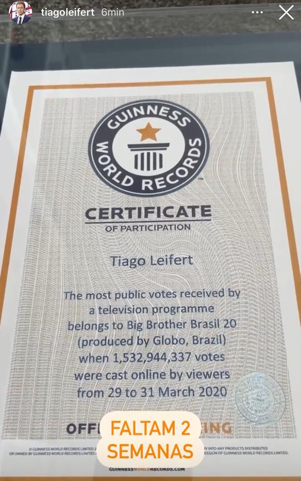 Tiago Leifert mostra certificado recebido pelo Big Brother Brasil (Foto: Reprodução Instagram)