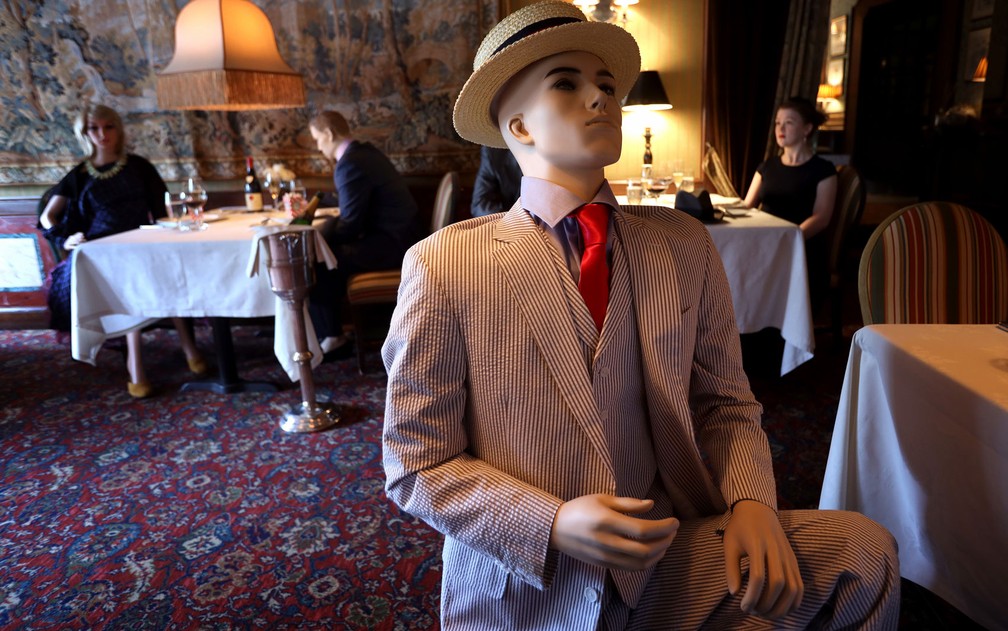 Manequins com figurinos da década de 1940, dispostos como clientes no salão do restaurante The Inn at Little Washington, no estado de Virginia, nos Estados Unidos  — Foto: Win McNamee/Getty Images/AFP