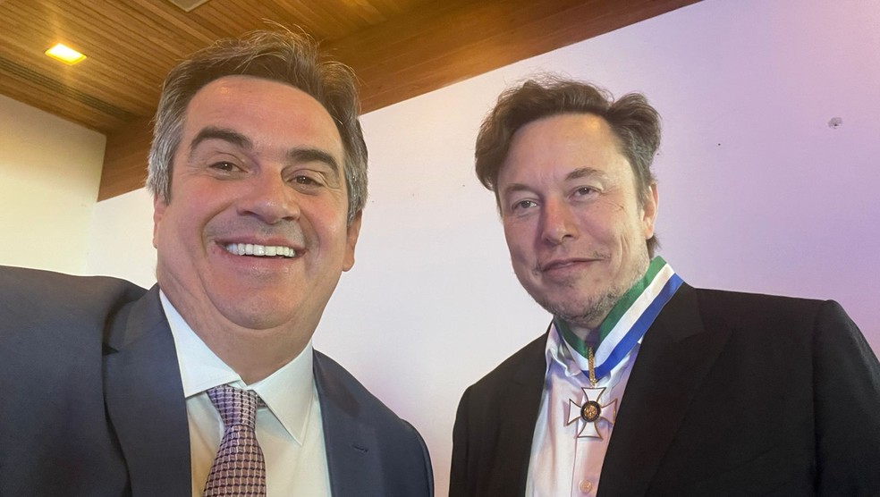 Ministro da Casa Civil, Ciro Nogueira, postou foto com Elon Musk usando a medalha que acabara de receber do governo brasileiro &mdash; Foto: Ciro Nogueira/Twitter/Reprodu&ccedil;&atilde;o
