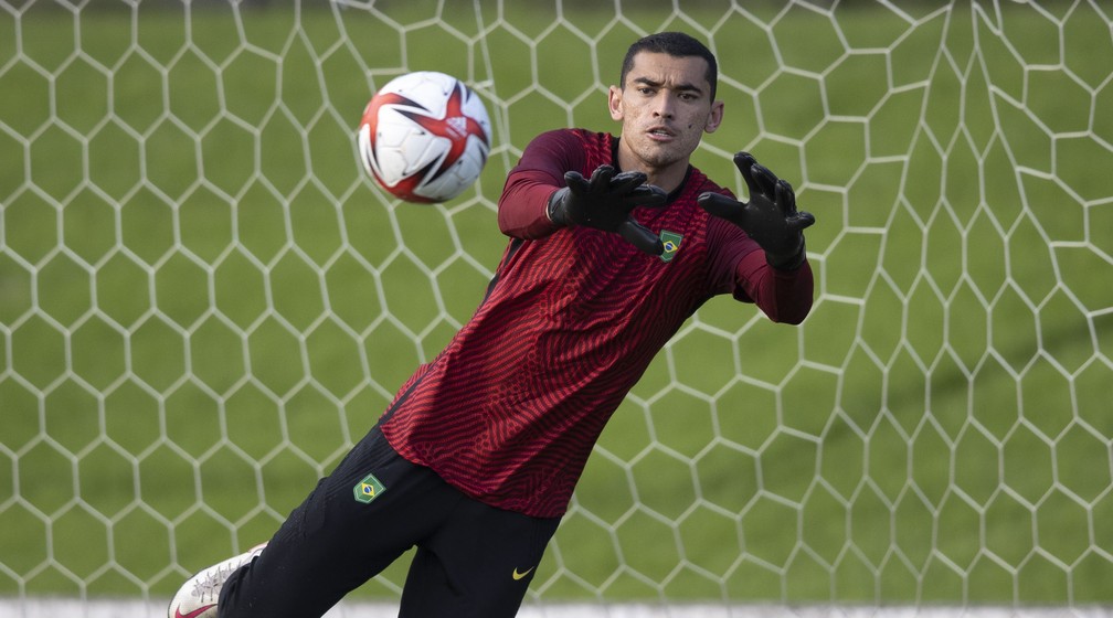 Goleiro Santos, do Athletico-PR, foi convocado para o jogo desta terça-feira contra a Bolívia, em La Paz — Foto: Lucas Figueiredo/CBF