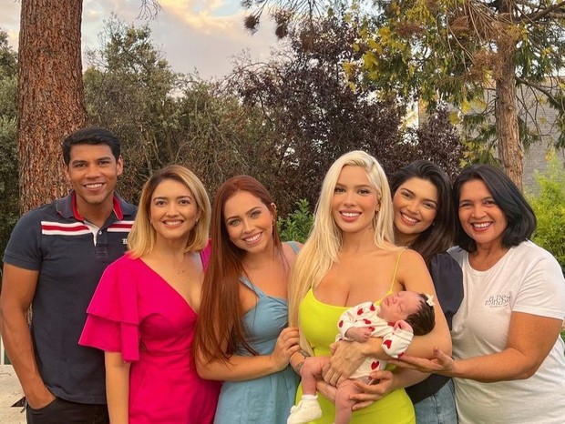 Karoline Lima com a filha, Cecília, e a família (Foto: Reprodução/ Instagram)