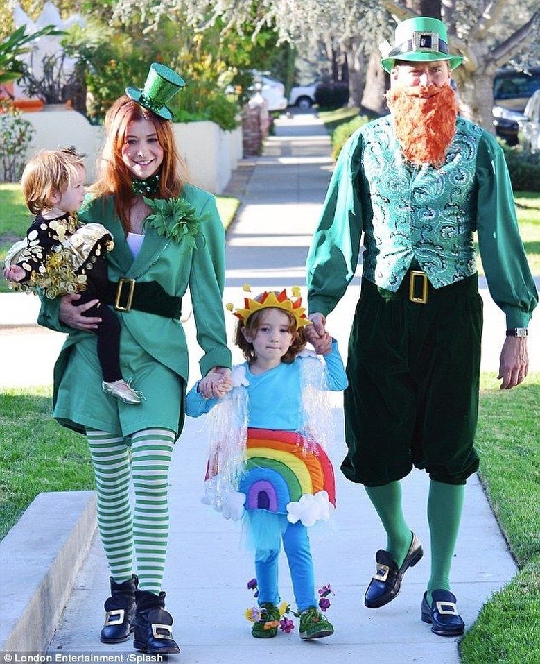 Halloween: 5 ideias de fantasias em família  Family halloween costumes,  Mom halloween costumes, Themed halloween costumes