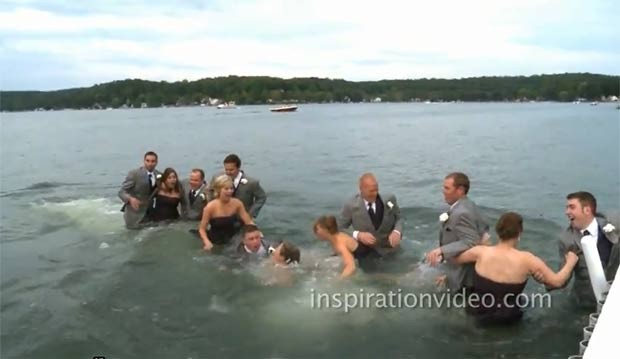 Noivos e convidados caíram dentro de um lago após píer desabar. (Foto: Reprodução)