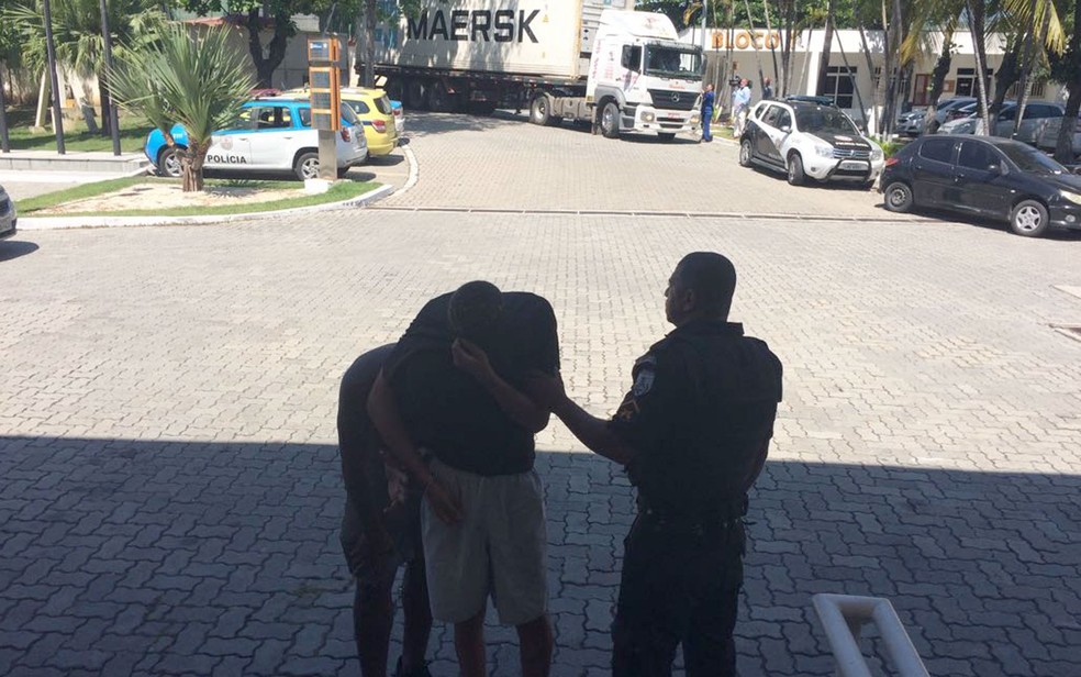 Suspeitos de roubo de carga foram levados para a Cidade da Polícia (Foto: Alba Valéria Mendonça / G1)