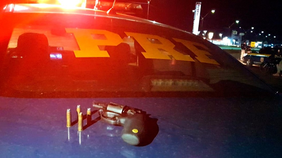 Revólver e quatro munições apreendidas pela PRF em Porto Velho — Foto: PRF/Divulgação