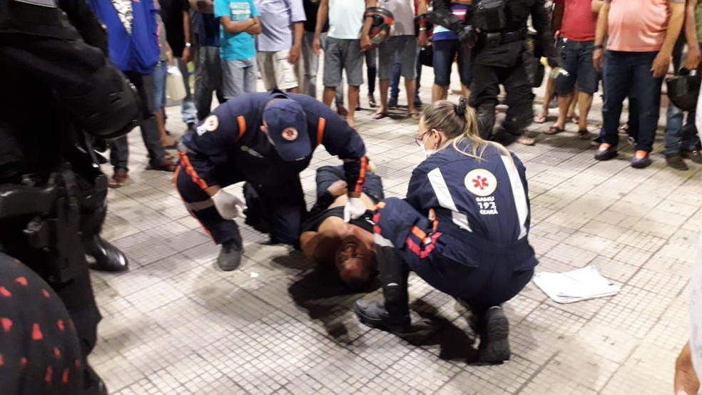 JÃ¡ rendido pelos policiais, agressor recebeu atendimento mÃ©dico antes de ser levado para a delegacia â€” Foto: DivulgaÃ§Ã£o