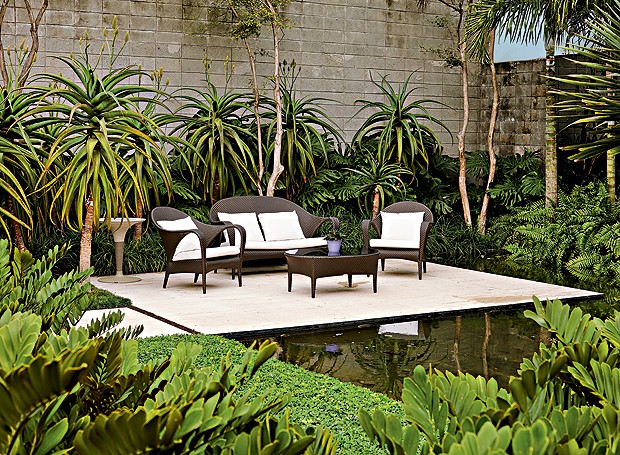 Lounge | O ambiente, criado próximo ao lago, têm móveis da Dedon. Rente ao muro, aloedas- dunas, costela-de-adão, samambaias e palmeira-açaí (Foto: Victor Affaro/Editora Globo)
