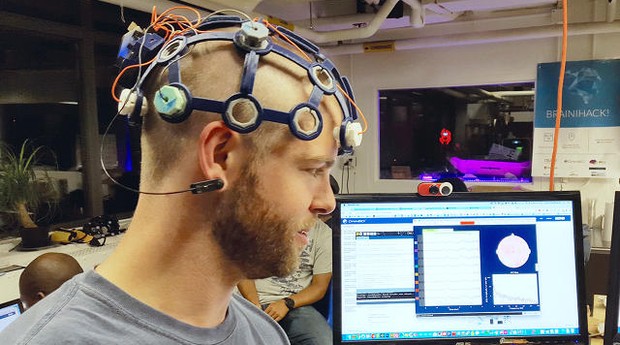 Startup realizando testes com eletroencefalograma (EEG) (Foto: Divulgação)