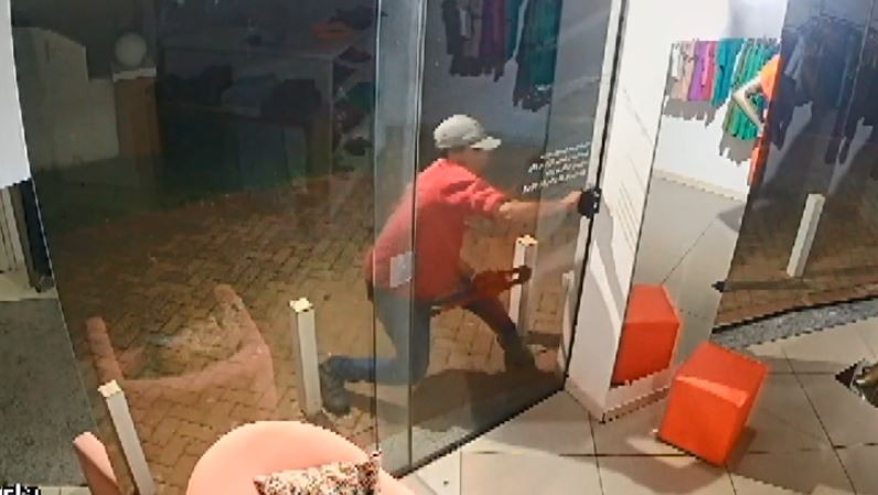 VÍDEO: homem invade loja e furta peças de roupas em São Carlos