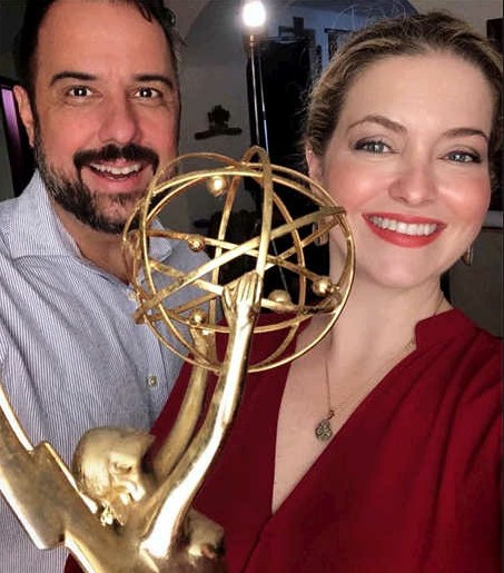Guto Barra e Tatiana Issa com o Emmy americano que receberam pela série 'Immersive world' (Foto: Arquivo pessoal)