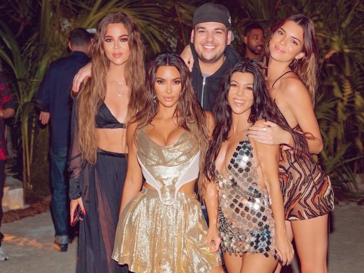 Kim Kardashian reuniu amigos e familiares em uma ilha particular para comemorar seu aniversário em outubro de 2020, em meio à pandemia (acima na imagem, Khloé Kardashian, Rob Kardashian, Kendall Jenner; abaixo, Kim Kardashian e Kourtney Kardashian) (Foto: Reprodução / Instagram)