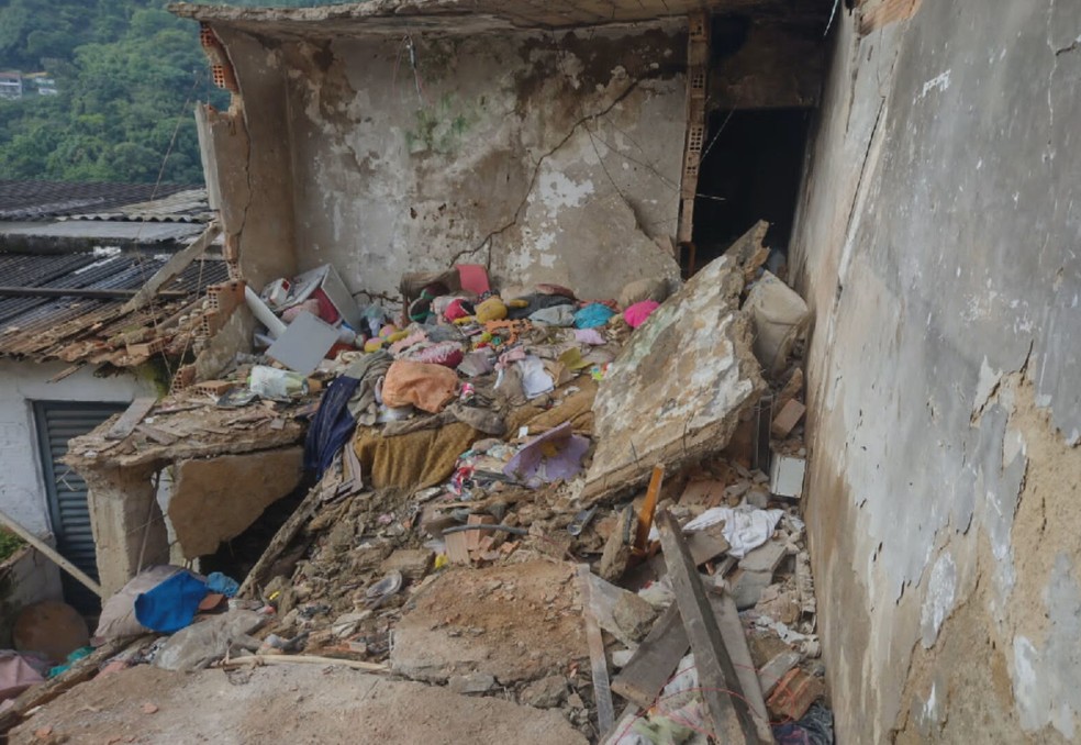 Mulher morre em desabamento de casa no Rio Comprido, Zona Norte do Rio — Foto: Reprodução/ TV Globo