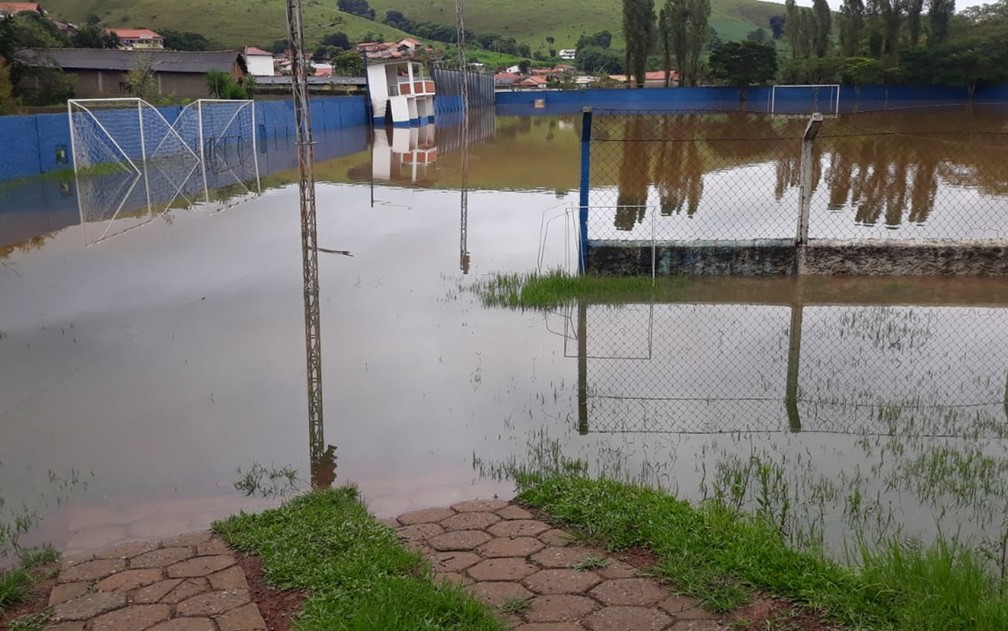 Chuva causa alagamentos, invade casas e interdita rodovias em São Lourenço e Pouso Alto, MG — Foto: Ítalo Pedro da Silva