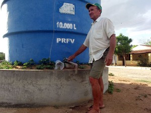 José Sabino de Medeiros Filho, de 49 anos, perdeu boa parte da criação de gado em São José do Seridó, RN (Foto: Anderson Barbosa/G1)