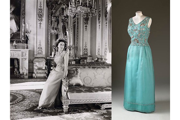 Turquoise silk shift dress with silver floral embroidery by Hardy Amies. Worn by The Queen for an official portrait by Cecil Beaton in the White Drawing Room, Buckingham Palace, 1968 (Foto: Royal Collection Trust-Her Majesty Queen Elizabeth II 2016)