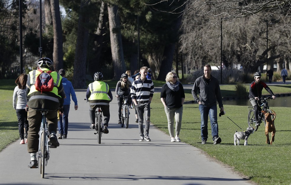 Moradores passeiam em parque em Christchurch, na Nova Zelândia, onde governo lançou programa para ajudarjovens a superar fim de relacionamentos.  — Foto: Mark Baker/AP