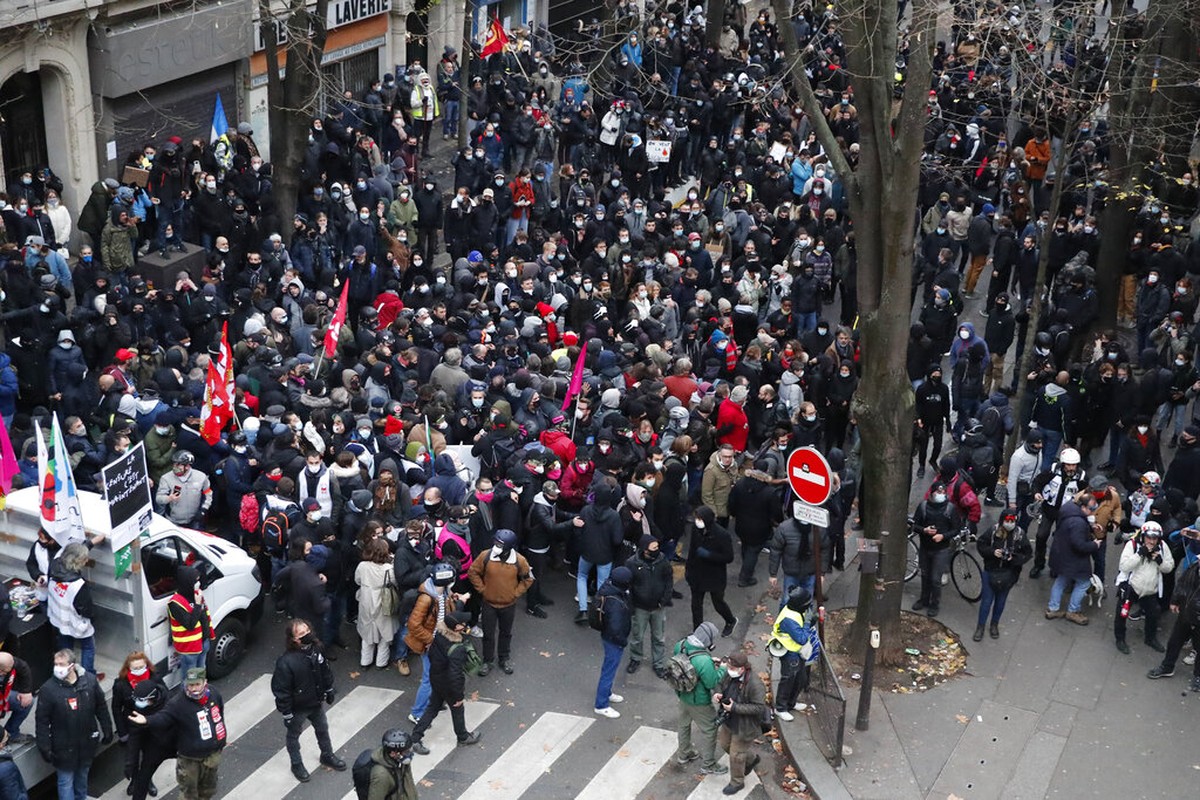 митинги в париже
