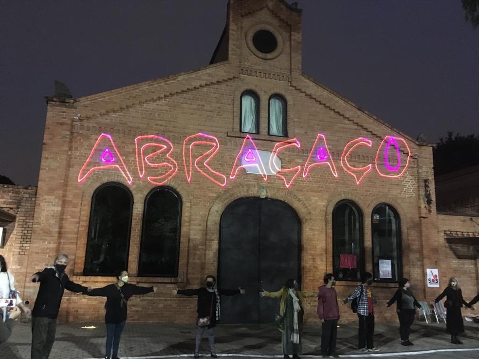Funcion&aacute;rios e cineastas deram um abra&ccedil;o simb&oacute;lico na Cinemateca Brasileira, na Zona Sul de S&atilde;o Paulo, na noite desta ter&ccedil;a-feira (14) durante protesto &mdash; Foto: Reprodu&ccedil;&atilde;o/Redes Sociais