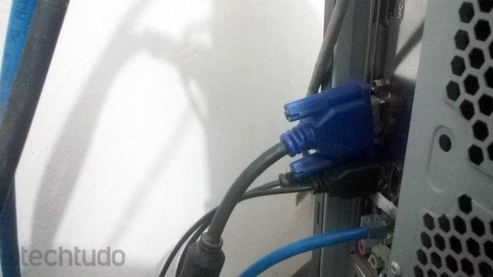 Pressionado contra à parede, cabo do monitor pode desconectar (Foto: Dario Coutinho/TechTudo)