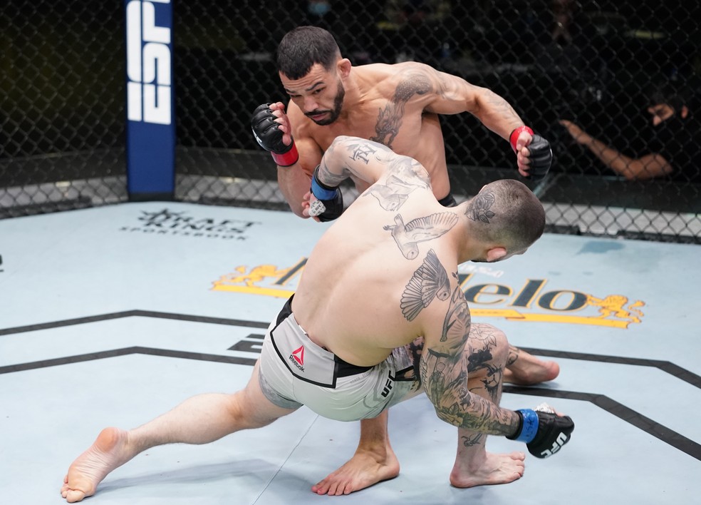 Dan Ige nocauteou Gavin Tucker com apenas um golpe no UFC Edwards x Muhammad — Foto: Getty Images