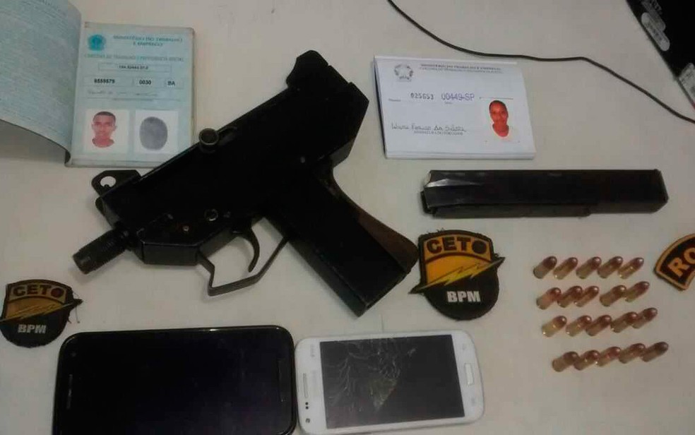 Submetralhadora foi apreendida com jovem de 19 anos (Foto: Polícia Militar/ Divulgação)