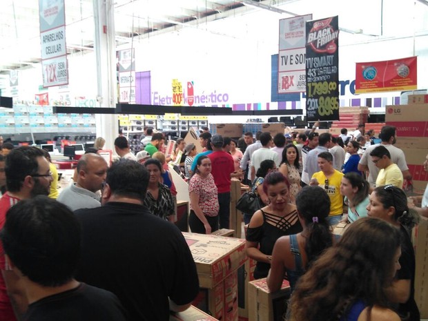Lojas lotam com as promoções do Black Friday (Foto: João Cunha/G1) Lojas lotam com as promoções do Black Friday (Foto: João Cunha/G1)