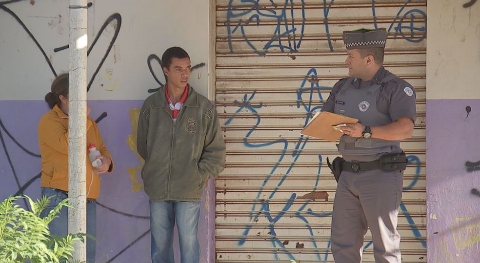 Familiares e populares se reuníram perto do corpo, que demorou para ser retirado do local (Foto: Reprodução/TV TEM)