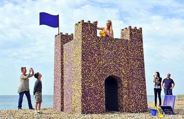 Castelo de doces é atração em praia da Inglaterra (Foto: Divulgação)