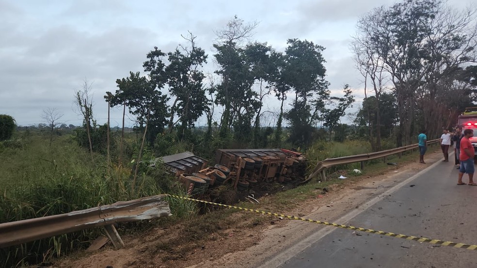 Carreta tombou às margens da pista, mas o motorista saiu ileso  — Foto: PRF