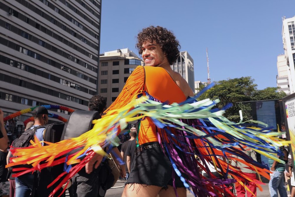 Público usa roupas com as cores do arco-íris — Foto: Celso Tavares/G1