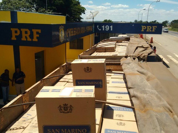 PRF descobre contrabando de cigarros na BR-262 em Ibiá (Foto: PRF/Divulgação)