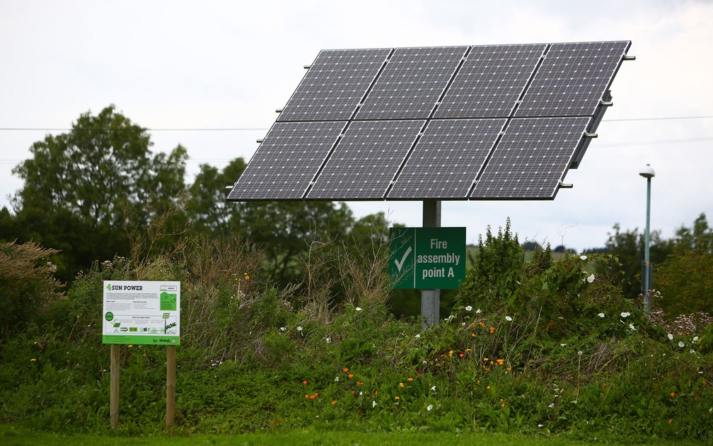 Painéis de energia solar são vistos no estádio The New Lawn, do Forest Green Rover, em Nailsworth, na Inglaterra, no dia 8 de agosto (Foto: Geoff Caddick/AFP)