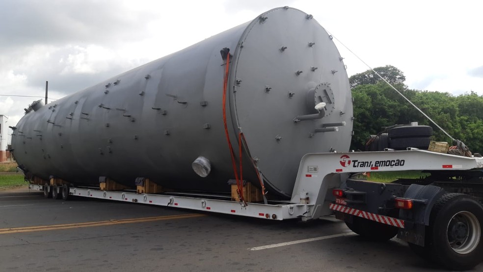 Carreta ficou atravessada naAvenida Doutor Cássio Paschoal Padovani, saída para Tupi, em Piracicaba — Foto: Edijan Del Santo/EPTV