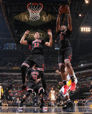 Cristiano Felício pega mais um rebote na derrota dos Bulls (Foto: Getty Images)